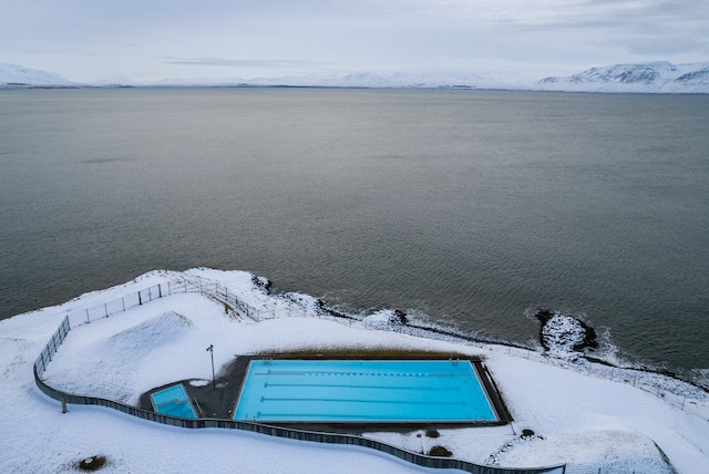 La vidange partielle du bassin peut être faite avec une pompe vide-cave avant l'hivernage de la piscine